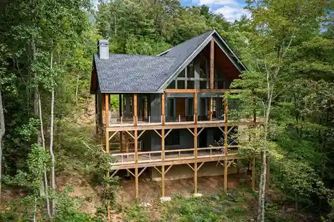 Modern Mountain Escape with Panoramic Views and Charm