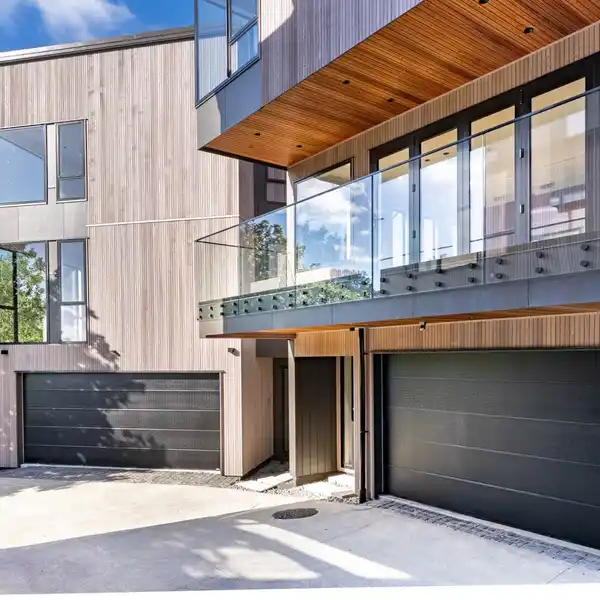 LUXURIOUS HOMES OVERLOOKING SCENIC PARKLAND