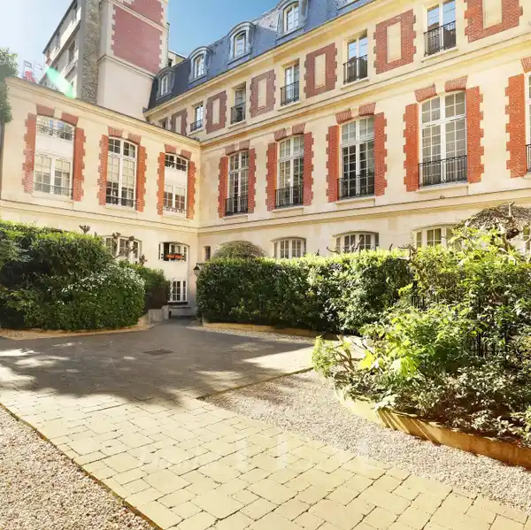 BEAUTIFUL SPLIT-LEVEL APARTMENT