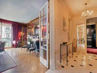 Elegant Dual-Aspect Apartment