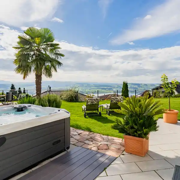 MODERN ELEGANCE IN A BEAUTIFUL NATURAL SETTING