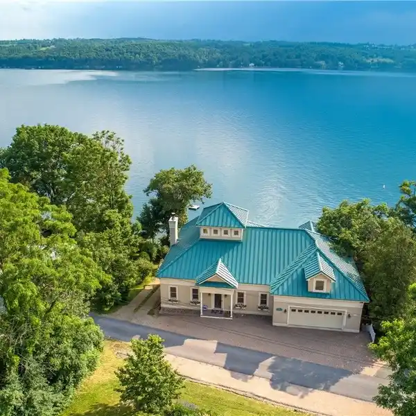 WELL-BUILT HOME TO ENJOY ALL SEASONS