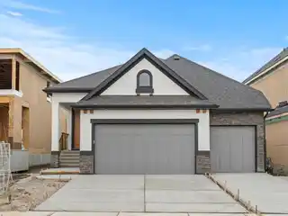 Luxury Lakeside Bungalow in Prestigious Mahogany Estates