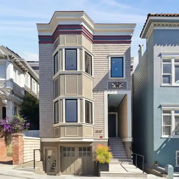 NEWLY RENOVATED LUXURY RESIDENCE BEHIND A VICTORIAN FAçADE