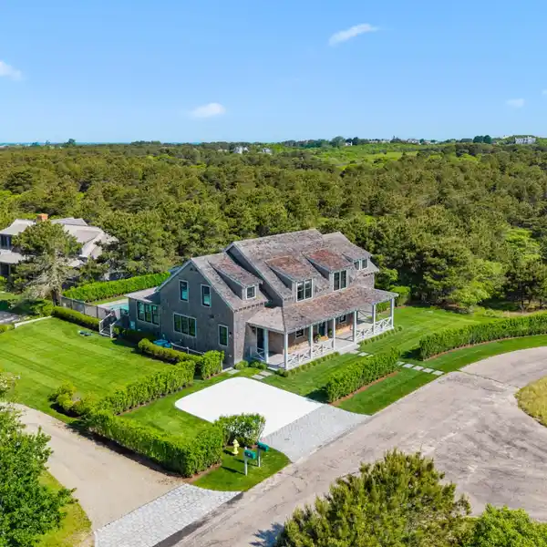 SPECTACULAR RETREAT AT THE END OF A CUL-DE-SAC