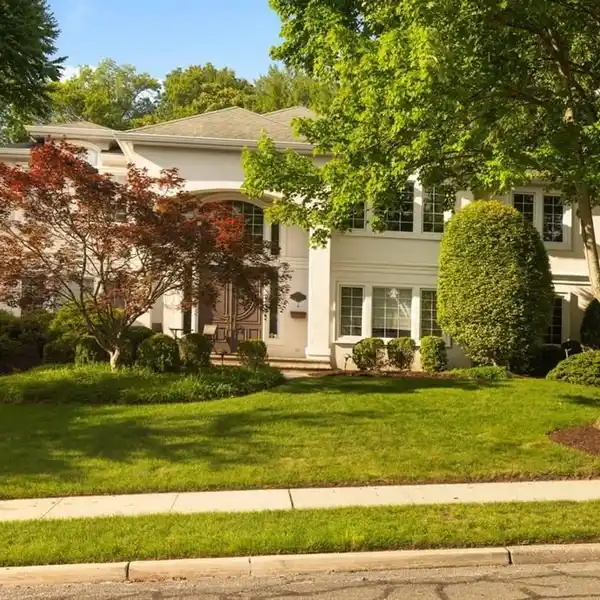 EXTRAORDINARY COLONIAL ON THE EAST HILL OF CLOSTER