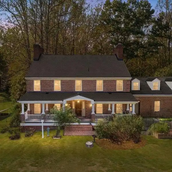 ECO-FRIENDLY 6-BEDROOM HOME WITH SOLAR PANELS