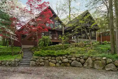 Unique Mid-century Modern Home in a Park-like Setting