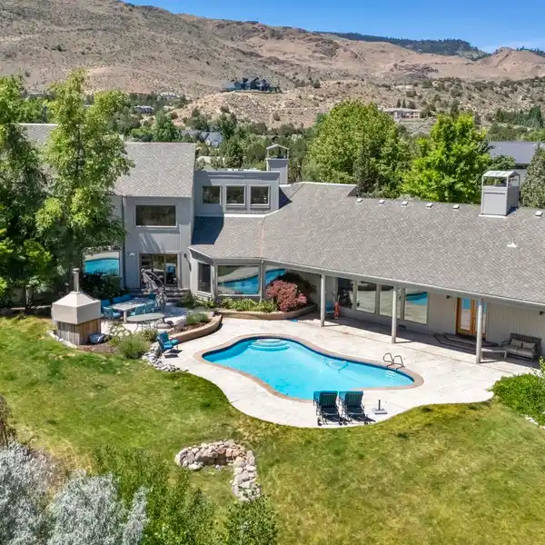 ELEGANT HILLSIDE RETREAT