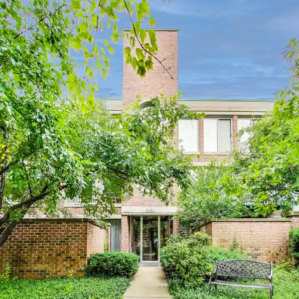 EXQUISITE PENTHOUSE IN SOUGHT-AFTER MEADOWLAKE