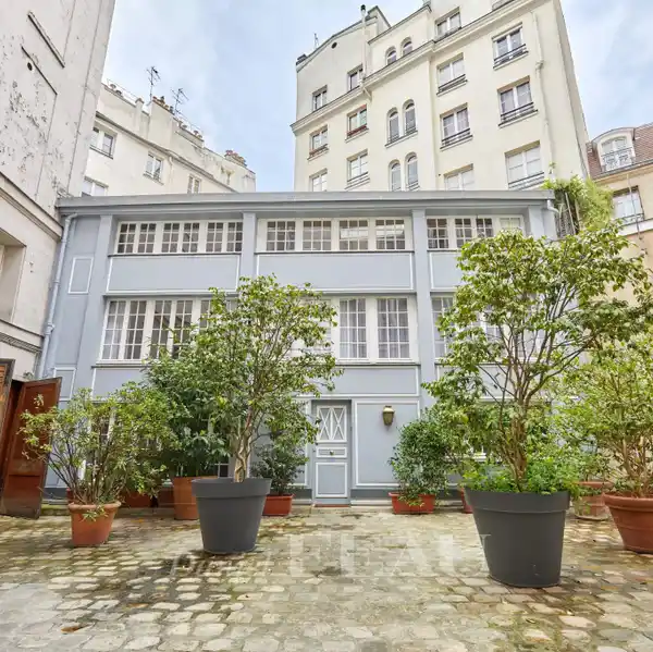 SPACIOUS PARISIAN HOME WITH MODERN AMENITIES