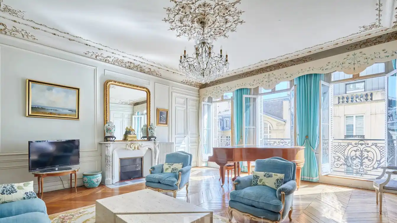 Voluminous Dual-aspect Apartment