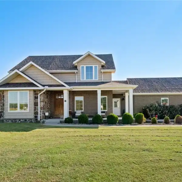 MODERN FARMHOUSE RETREAT