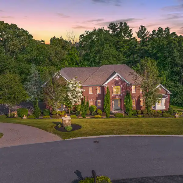 REFINED GRAND COLONIAL