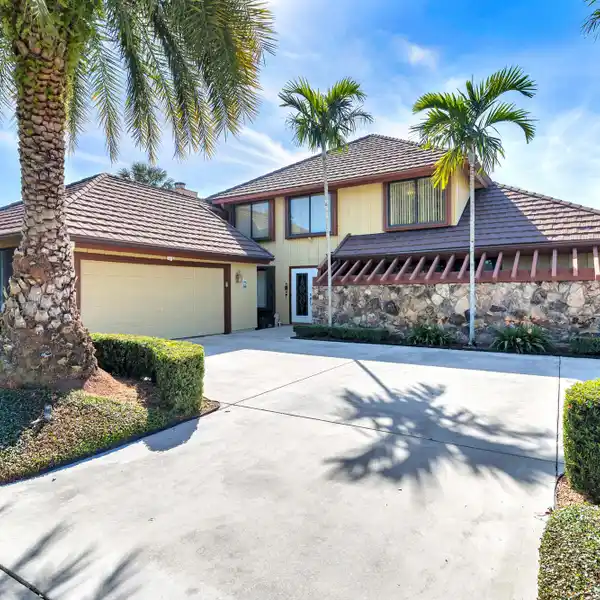 ELEGANT GOLF COURSE RETREAT WITH RESORT-STYLE AMBIANCE