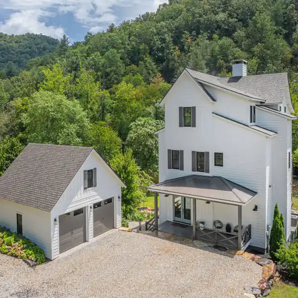 LUXURIOUS MODERN FARM HOME ABOVE THE TUCKASEGEE RIVER
