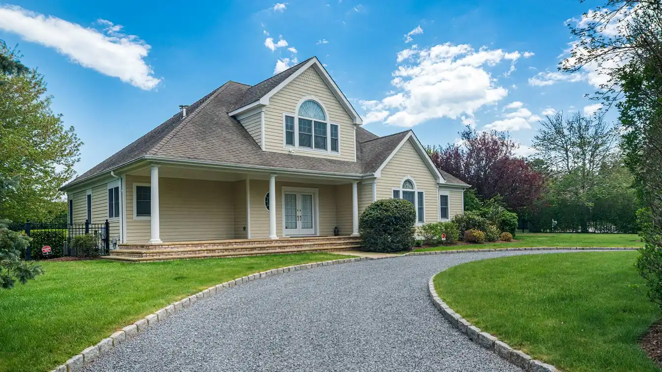 Freshly Decorated Five Bedroom Traditional Home for Rent