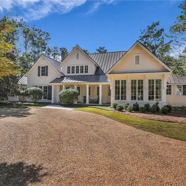 IDYLLIC TUCKED AWAY HOME SURROUNDED BY EVERGREENS