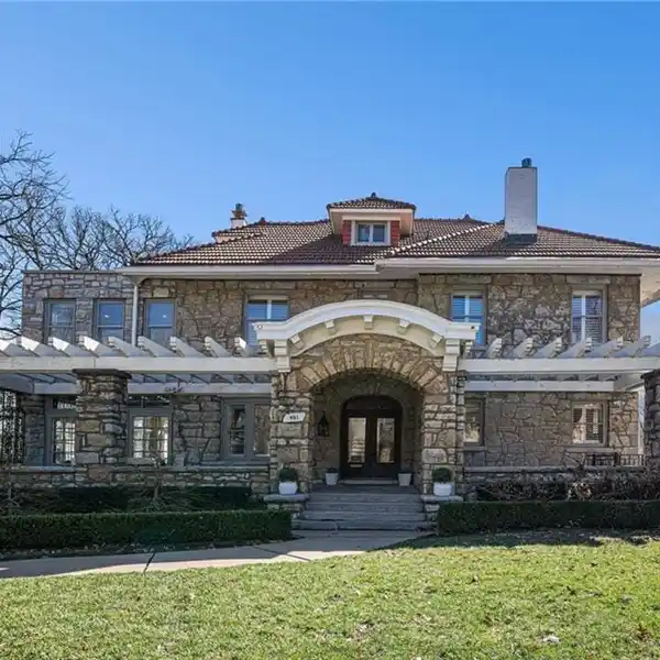 DESIGNER DREAM LOCATED IN POPULAR ROANOKE