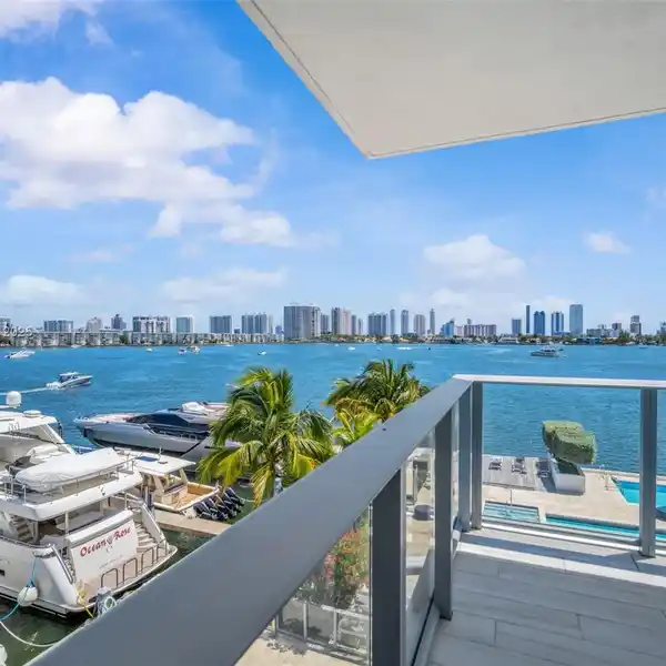 EXQUISITE CORNER RESIDENCE WITH BREATHTAKING WATER VIEWS