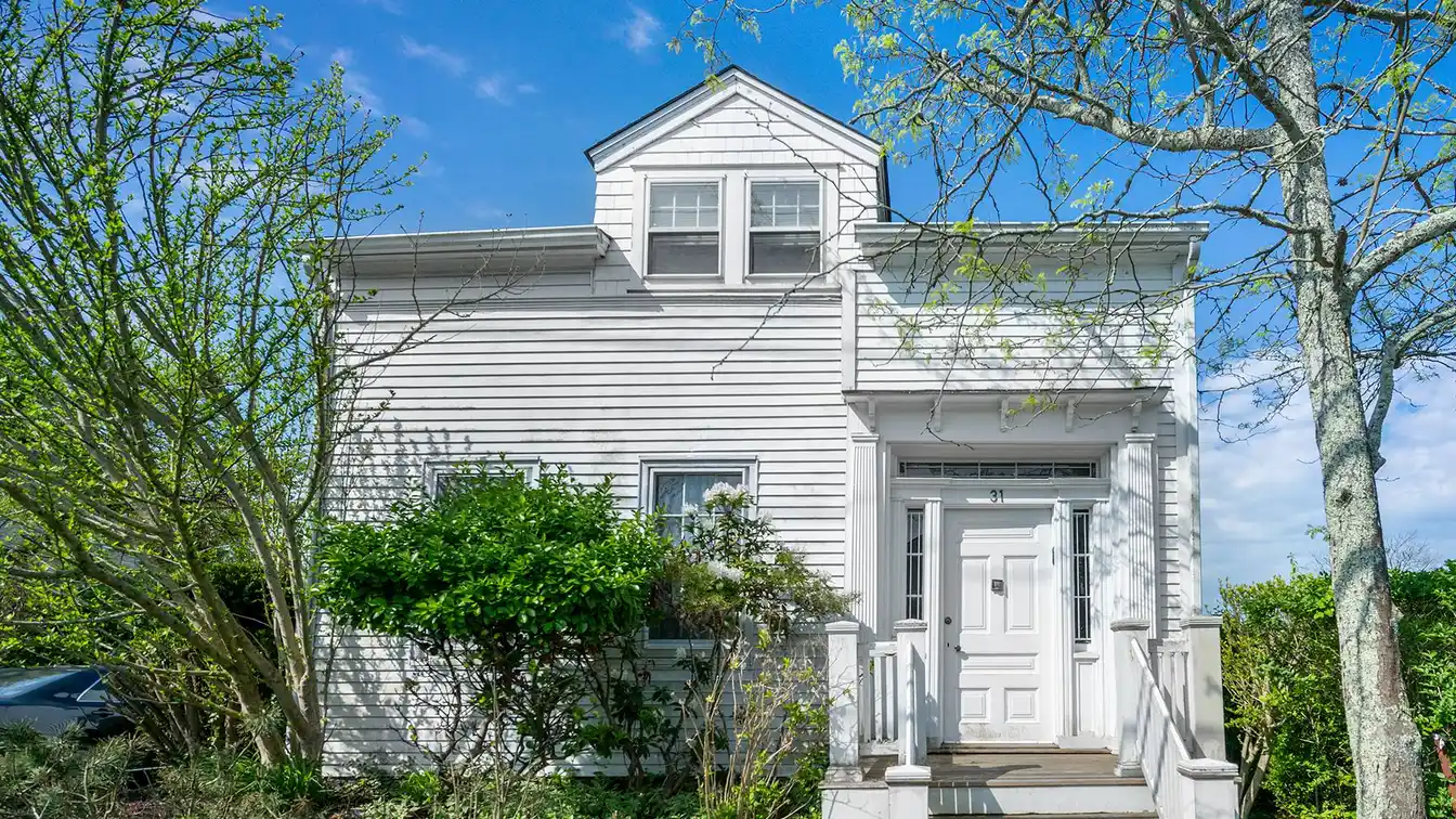 Captivating Hamptons Cottage in the Charming Village of Sag Harbor
