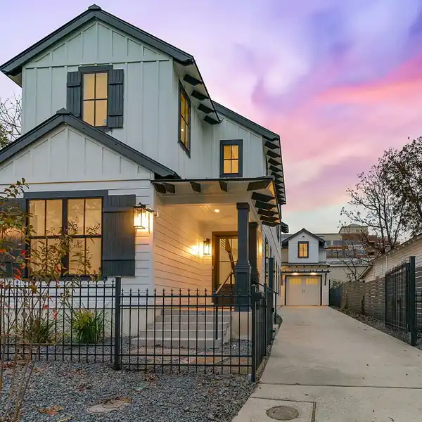 LUXURY GEM IN RIVER ROAD