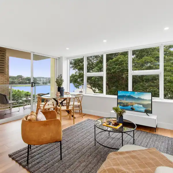 RENOVATED HARBOURVIEW APARTMENT WITH LUXE FINISHES AND ENCHANTING PANORAMA