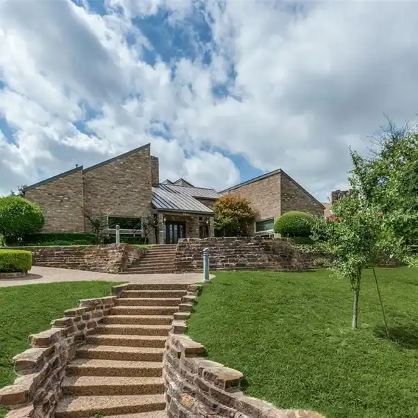 MODERN MASTERPIECE IN THE HEART OF THE CITY