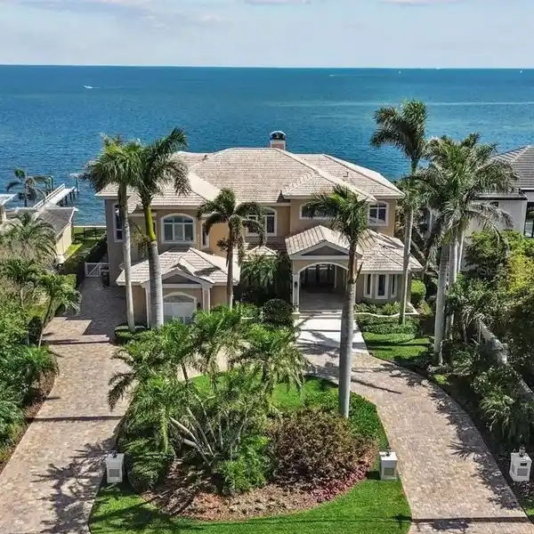 CUSTOM ESTATE HOME IN A PRESTIGIOUS LOCATION