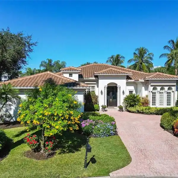 SERENE LUXURY AND TIMELESS DESIGN IN BEAUTIFULLY APPOINTED HOME