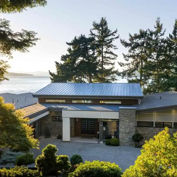 CONTEMPORARY OCEANFRONT LIVING AT ITS FINEST