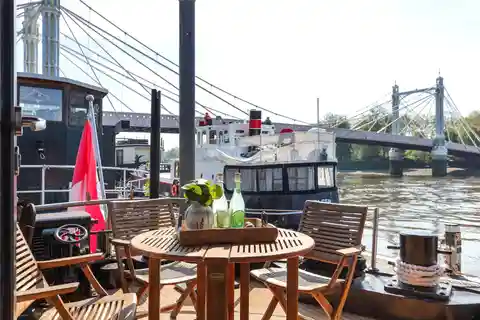 Incredible Riverboat at Cadogan Pier