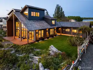 Spectacular West-Facing Oceanfront Property