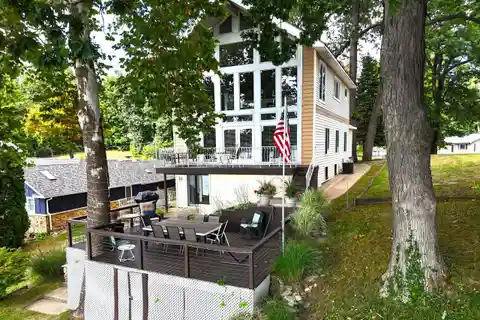 Lake House with Spectacular Lake Views