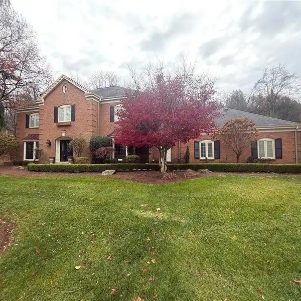 ALLURING ESTATE WITH RESORT-STYLE OUTDOOR LIVING