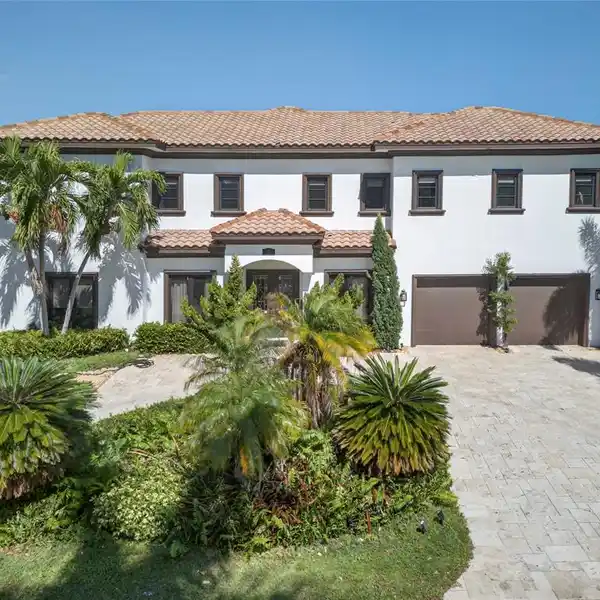 SPECTACULAR RENOVATED 6BD/6BA ESTATE ON AN OVERSIZED LOT JUST MINUTES FROM THE BEACH