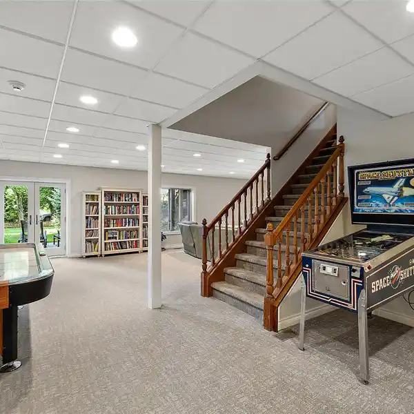 DISTINGUISHED RESIDENCE ON AN EXCEPTIONALLY PRIVATE LOT