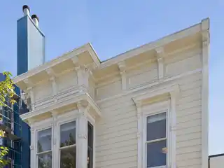 Lovingly Updated Top-floor Victorian Flat