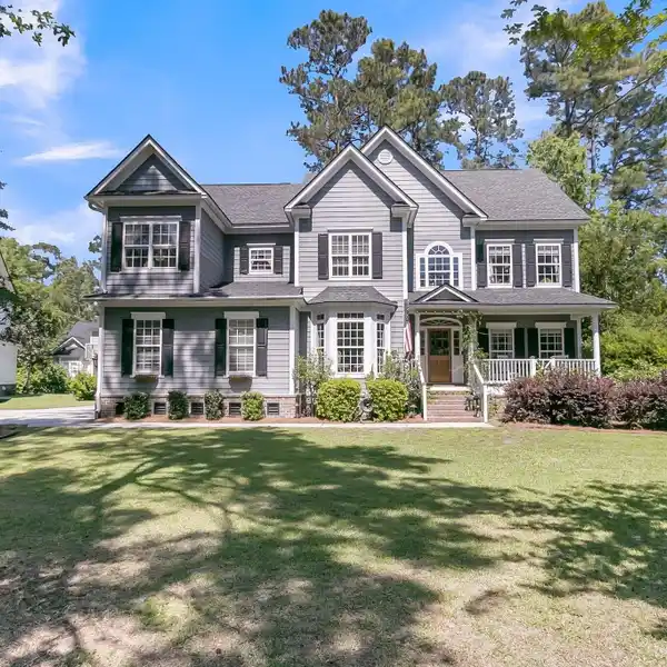BEAUTIFULLY MAINTAINED RESIDENCE IN SOUGHT-AFTER TENNYSON