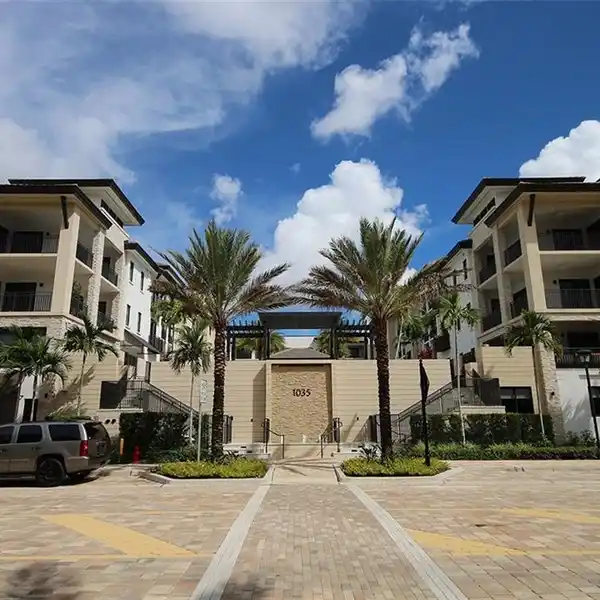 DESIGNER CONDO STEPS BEACH