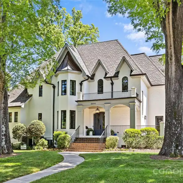 UNPARALLELED LUXURY IN THE HEART OF MYERS PARK