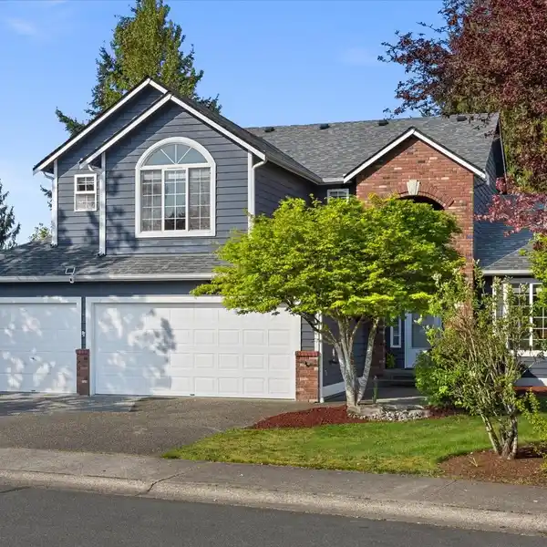 UPDATED MOVE-IN READY HOME IN CASCADE HIGHLANDS