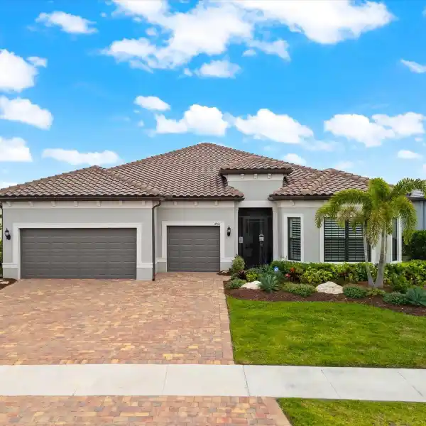 EXQUISITE HOME WITH A DESIRED PLAN