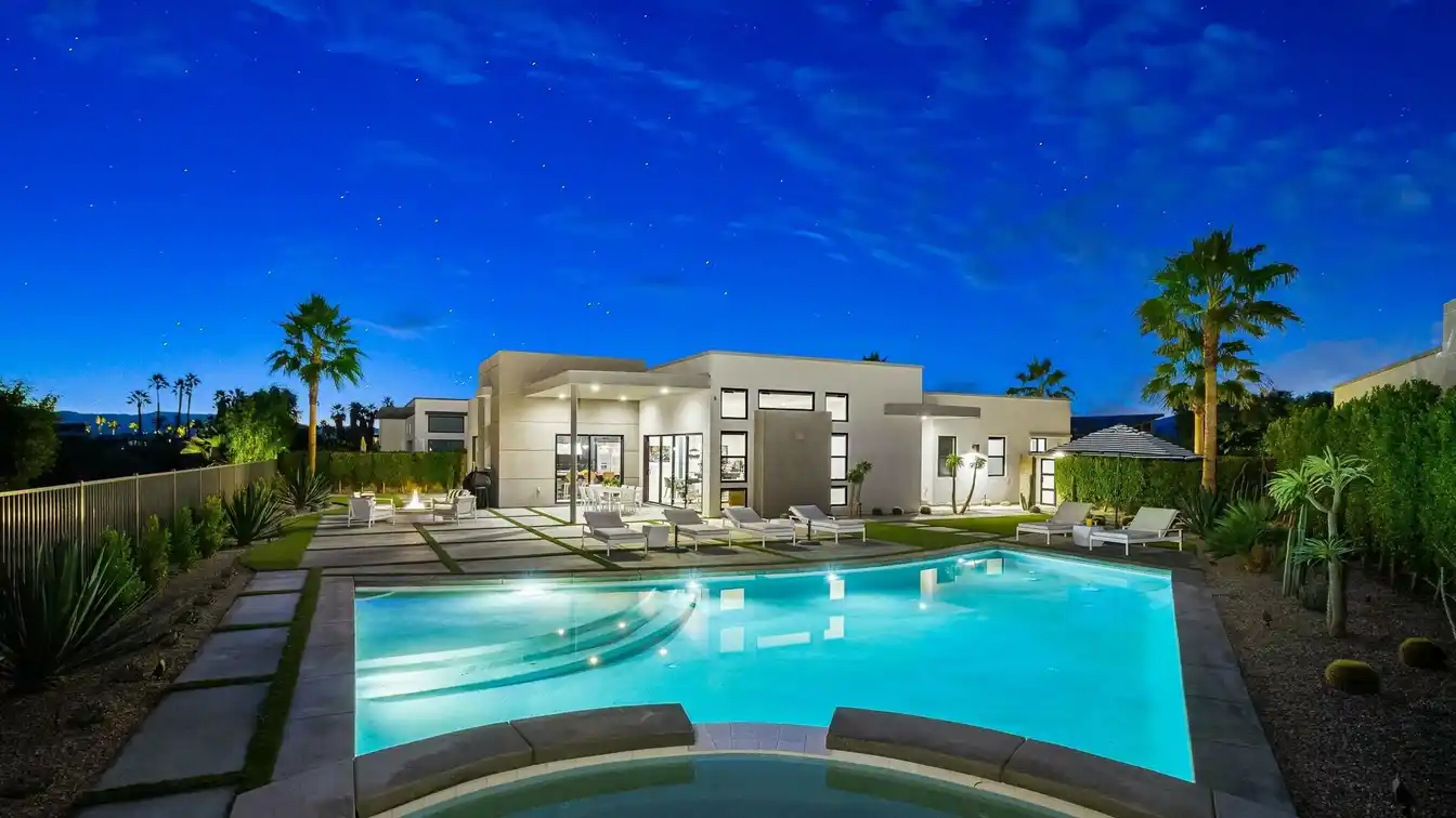 Elegant Modern Home in Gated Escena