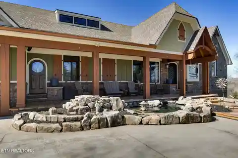 One-of-a-kind Luxury Estate in Loudon