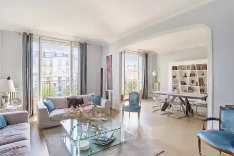 Completely Renovated Family Flat