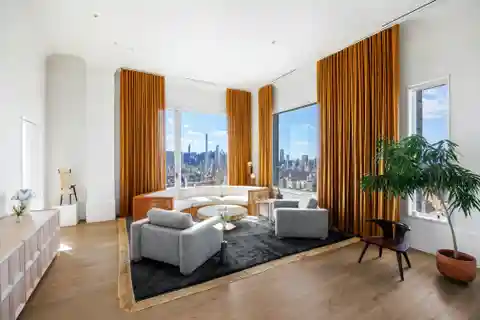 Full-floor Penthouse with Sweeping Views