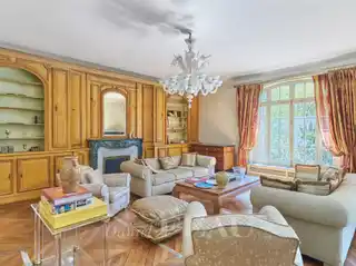 Spacious Henri Martin Apartment with Renovation Potential