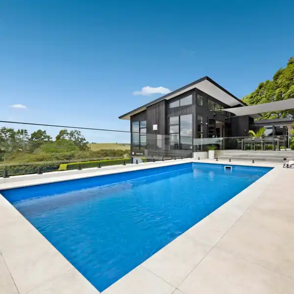 SPACIOUS MODERN COUNTRY HOME