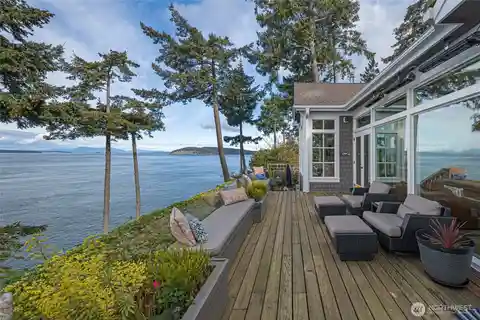 Spectacular Oceanfront Retreat
